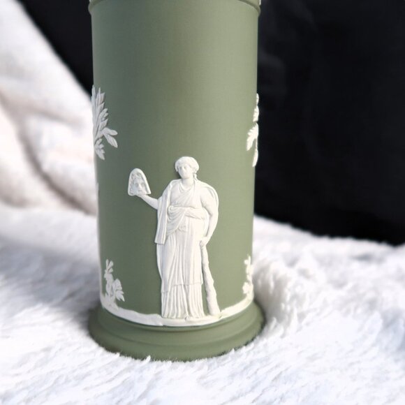 Marked Wedgwood England 8 Jasperware Spill Vase in Sage Green with White Relief - Picture 5 of 10